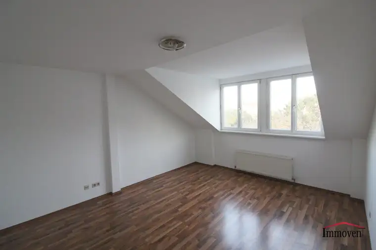 Wohnen in Toplage: Schöne 3-Zimmerwohnung im Dachgeschoss (WG-geeignet)!