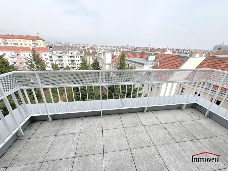 Neu sanierte Dachgeschoßmaisonette mit Terrasse und Wienblick und 2 Garagenplätzen (Stapelparker)