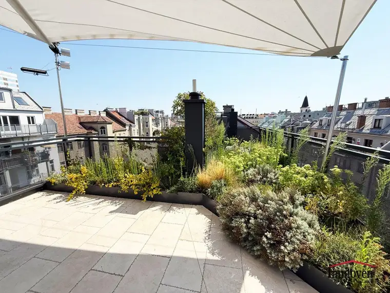 ERSTBEZUG - Exklusive Dachgeschossmaisonette mit Dachterrasse, Pool und Deckenkühlung in RUHELAGE!