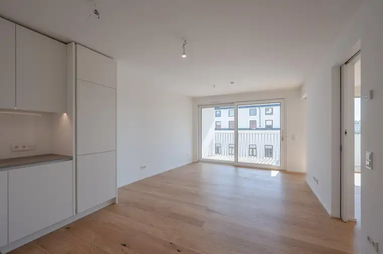 Projekt Schön102: Erstbezug 2 Zimmer Wohnung mit südseitiger Loggia im 4.OG - Blick auf Schönbrunner Straße - ab sofort
