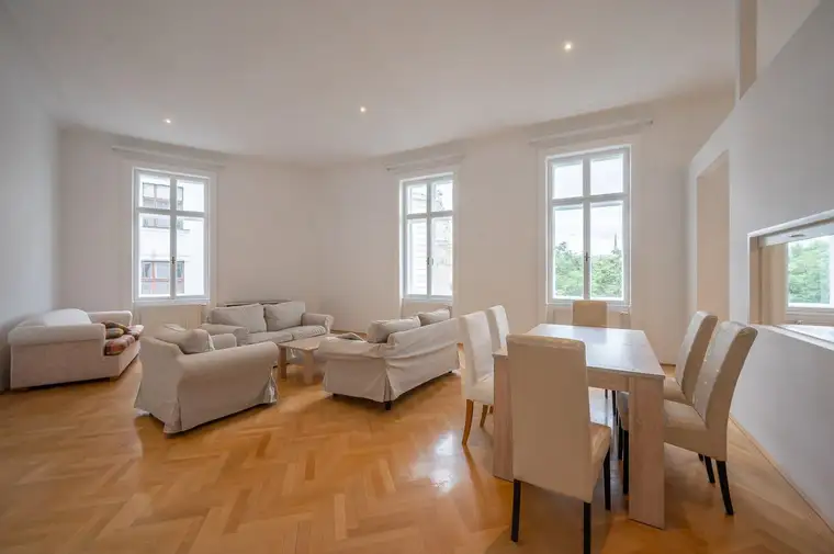 ab sofort: schöne, großzügige 4 Zimmer Altbauwohnung mit Blick auf die Karlskirche / Innenstadt