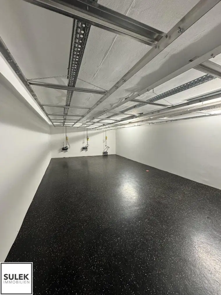Lagerhalle mit 2 zusätzlichen Lagerräumen - LKW Zufahrt möglich