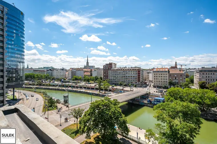 ERSTBEZUG nach Generalsanierung mit Fernblick (Donaukanal, Stephansdom, ...): 3 Zimmer + Küche!