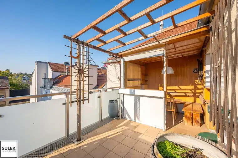 Bastiengasse 15: 3-Zimmer-DG-Wohnung mit separater Küche &amp; gemütlicher, sonniger Terrasse **(Bis 2029 befristet vermietet)**