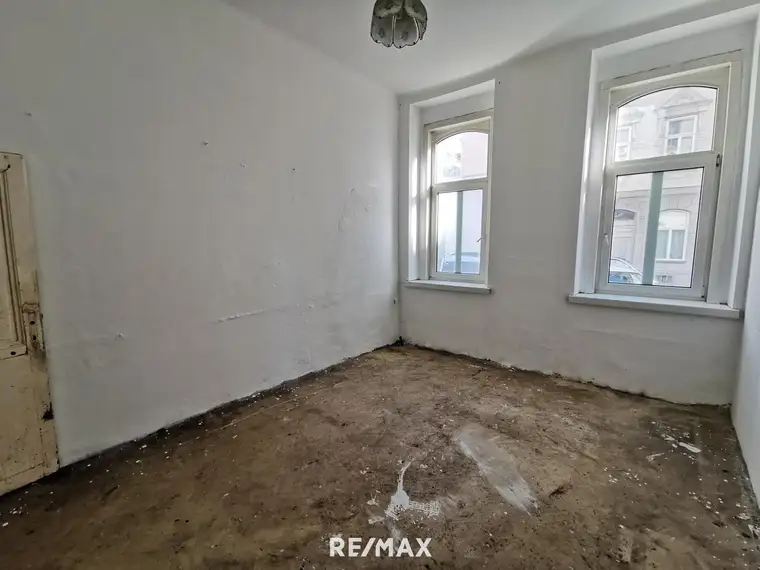1 Zimmer. Oder mit 2tem, zum Zusammenlegen und sanieren.