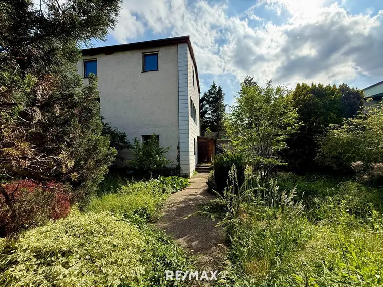 Gartenparadies in absoluter Ruhelage mit Ein-Mehrfamilienhaus