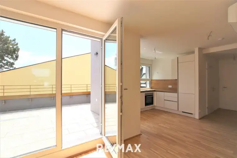 Luxus in Strebersdorf: Dachgeschoßwohnung mit großer Hofterrasse und Klimaanlage im Niedrigenergiehaus mit Fitnessraum!