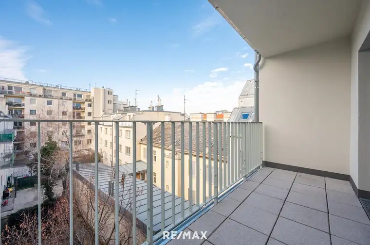 Herrlicher West-Balkon in den ruhigen Innenhof: 2-Zimmer-ERSTBEZUG mit optimaler Anbindung (Top 12)
