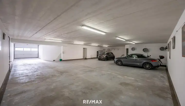 Wer hat schon eine Garage für 5-6 PKW s in seiner Villa?