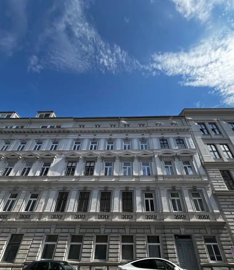 TRAUMHAFTE ALTBAUWOHNUNG in historischem Zinshaus in 1040 Wien!!