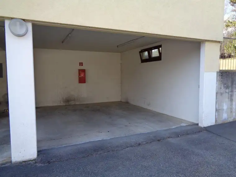 überdachter Autoabstellplatz / Carport