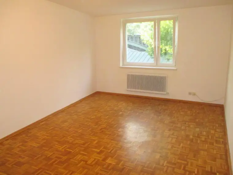 Helle 2-Zi-Wohnung mit Einbauküche, Badewanne, WG-tauglich!