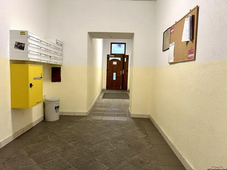Sanierungsbedürftige Altbauwohnung in ruhiger Seitengasse – WG-tauglich, teilbares Wohnzimmer - Nähe U4 und U6