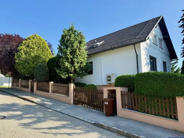 Traumhaftes villenartiges Einfamilienhaus mit Indoorswimmingpool, Sauna und Wintergarten !!!