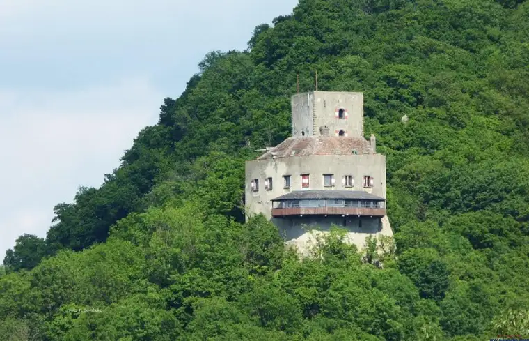 2 außergewöhnliche Baugrundstücke mit Blick auf die Burg Greifenstein