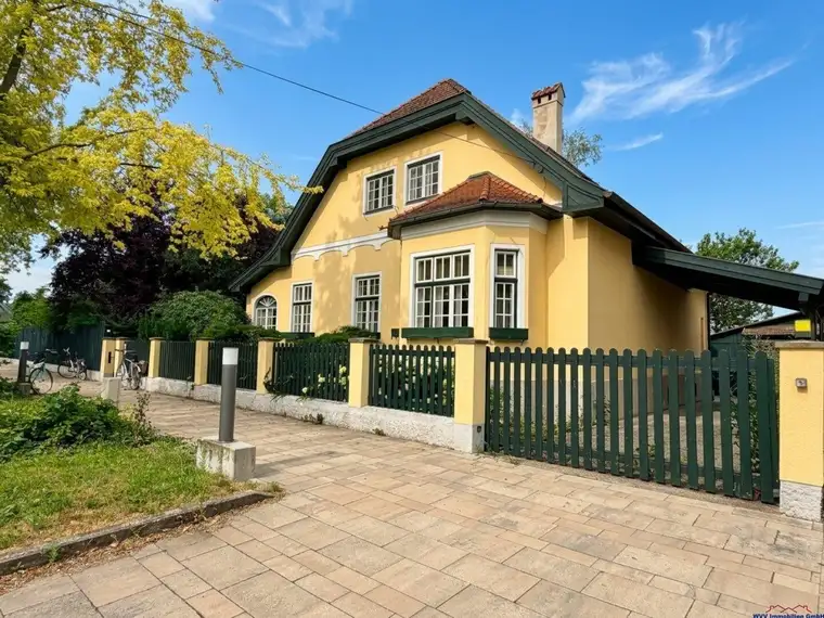 Villenhaus-Charme mit klassischer Anmutung - nach Brandschaden sanierungsfähig und großem Potential