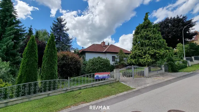 Wohnen im Grünen: Bungalow auf großzügigem Grundstück in Linsberg