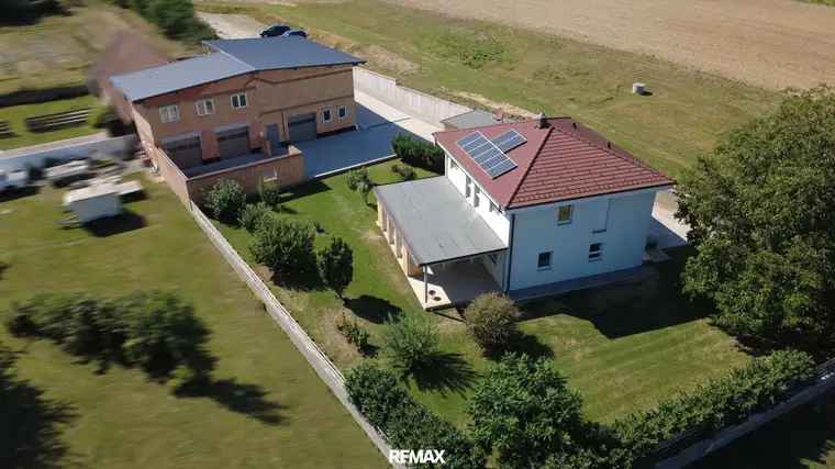 Einfamilienhaus mit großzügiger Werkstatt und weitläufigem Grundstück