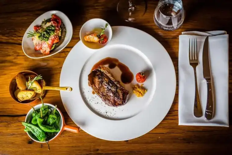 Gut frequentierte Gastronomiebetrieb inkl. Cocktailbar nähe Bürger King - Mietvertrag unbefristet ab sofort zu haben!