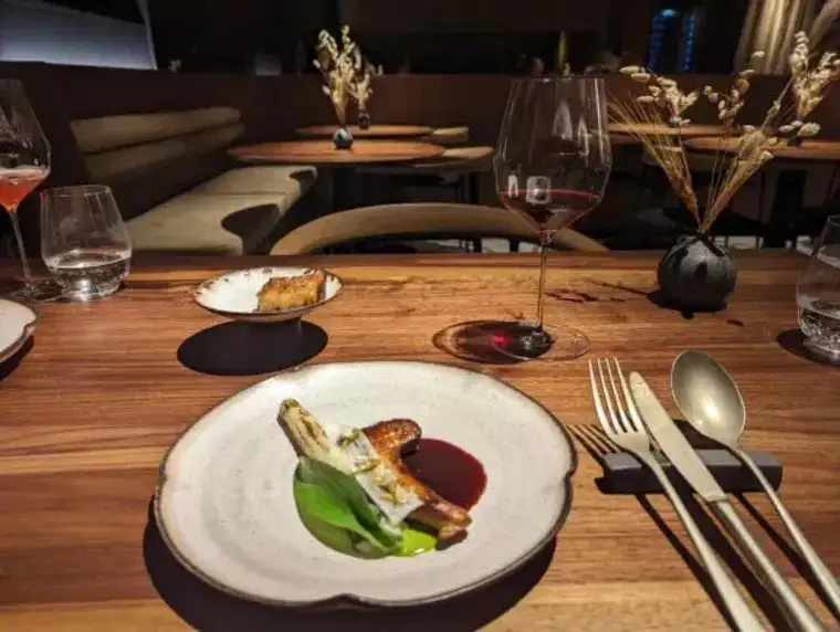 Modernes stark frequentiertes Restaurant - Cocktail Bar im lebendigen 6. Bezirk - Gumpendorferstraße ab sofort für € 3.701.- mit einem unbefristeten Mietvertrag zu mieten !