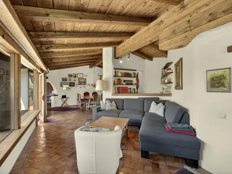 Kranebitter Stil Villa auf weitläufigem sonnigem Grundstück