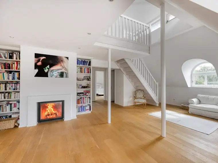 Moderne Penthouse-Loftwohnung in historischer Saggenvilla