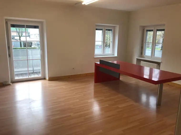 Praxis oder Büro mit Parkplätzen vor der Tür (ca. 25 m² - ca. 150 m²)