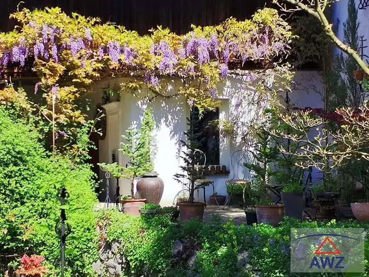 Villa aus dem Jahr 1890 mit paradiesischen Gärten - mitten im Dorf!