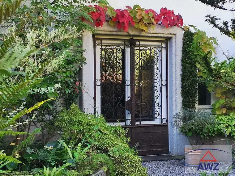Villa aus dem Jahr 1890 mit paradiesischen Gärten - mitten im Dorf!
