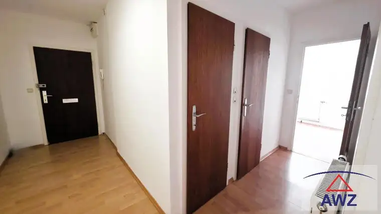 Zwei Zimmer Wohnung mit zwei Loggien, hell luftig und preiswert!