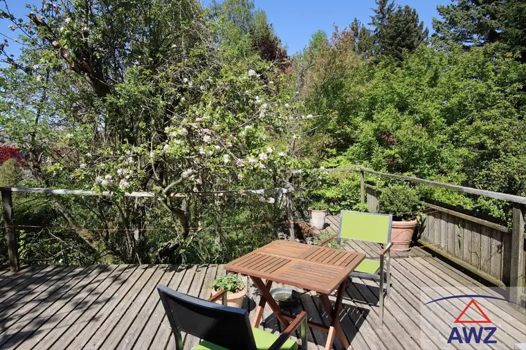 Ein ganz besonderes Zuhause mit viel Persönlichkeit, umgeben von einem romantischen Garten, der zum Verweilen und Genießen einlädt.
