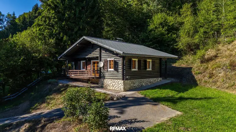 Holzblockhaus mit Charme – 3 Zimmer, Balkon &amp; Kamin!