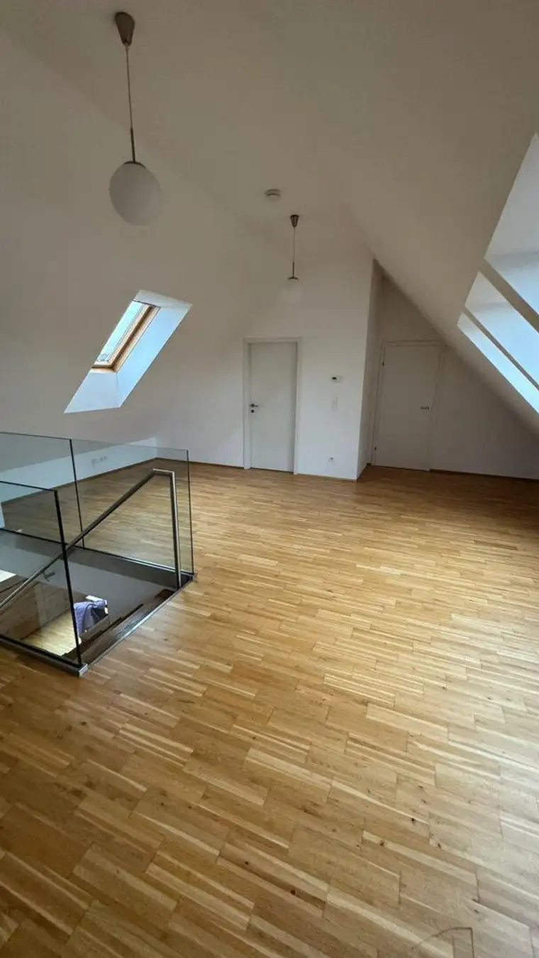 Charmante Zweistöckige Dachgeschosswohnung mit Terrasse und Balkon