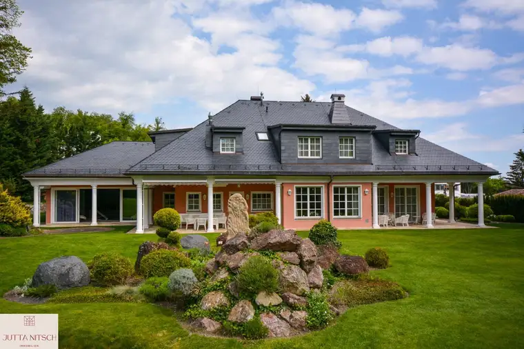 Extravagante Luxusvilla mit Sauna und Hallenbad - am Waldrand von Gießhübl mit Wienblick