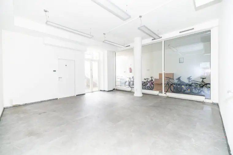 AB SOFORT I PROV. FREI ZENTRALES GESCHÄFTSLOKAL I HOHE PASSANTENFREQUENZ I KLIMATISIERT &amp; LICHTDURCHFLUTET I BESTLAGE I MODERN SANIERT I PROJEKT WOHNEN I