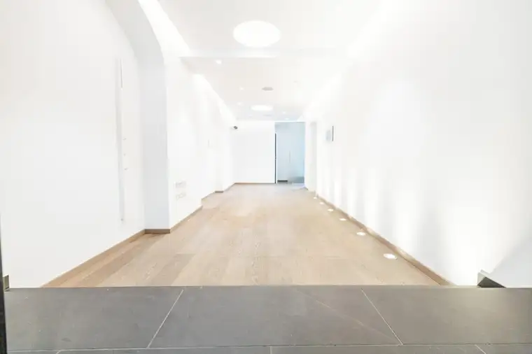 JAKOMINIPLATZ I TOP-LAGE I PARKPLATZ I STARK FREQUENTIERT I SMART KNX AUSSTATTUNG I 3 RÄUME I AUSLAGE I QUALITATIVE AUSSTATTUNG I AB 01.03. VERFÜGBAR I