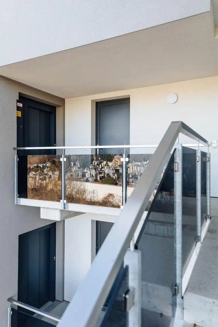 FUßE VOM RUCKERLBERG I DIREKT AM LEONHARDBACH I LKH NÄHE I SÜD-TERRASSE I SACKSTRAßE I ABSOLUTE RUHELAGE I MODERNER GRUNDRISS I EXKLUSIVER NEUBAU I TIEFGARAGE I AB SOFORT VERFÜGBAR I