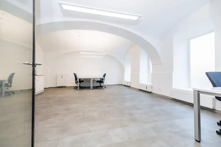 PROVISIONSFREI I TOP LAGE I PARKPLATZ I STARK FREQUENTIERTE LAGE I AUSLAGE I NEU SANIERT Í MODERNE GEWERBEIMMOBILIE I AB SOFORT VERFÜGBAR I
