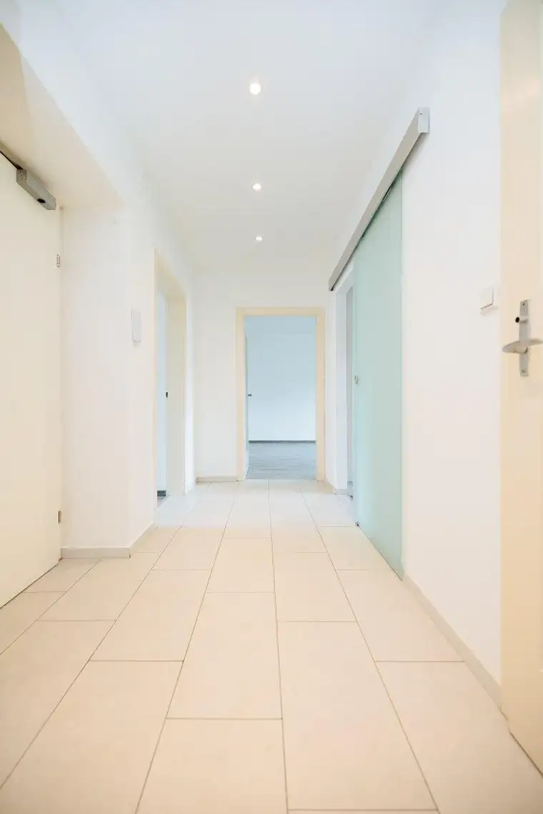 AB SOFORT VERFÜGBAR I MODERNE KÜCHE I CARPORT I DUSCHE I BALKON I TOP SANIERT I HAUSTIERE WILLKOMMEN I ZENTRALE LAGE I WG TAUGLICH I PROJEKT WOHNEN I