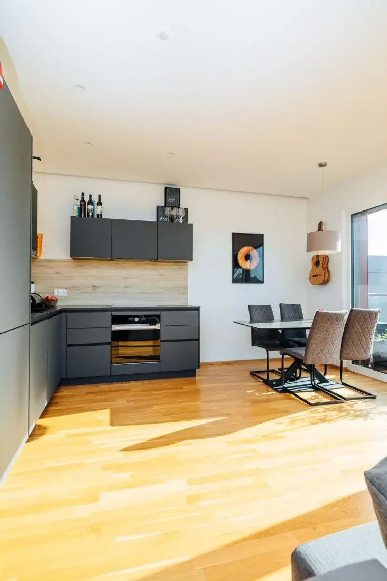 SMART-LIVING I STYLISCHES PENTHOUSE I KLIMA I SONNENTERRASSE I OFFENE DESIGN-KÜCHE I ELEGANTES BAD MIT REGENDUSCHE I