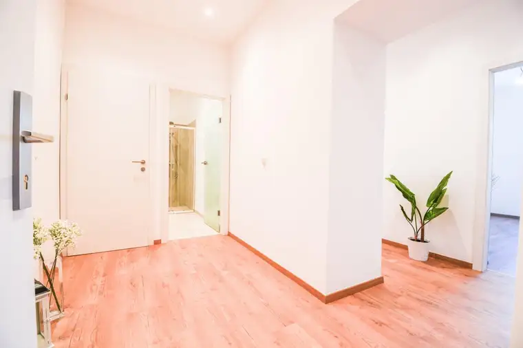AB 01. JULI VERFÜGBAR I NÄHE BAHNHOF I BALKON VORHANDEN I WG-GEEIGNET I KOMPLETT RENOVIERT I 1. STOCK MIT AUFZUG I HAUSTIERE ERLAUBT I SEHR HELL I DUSCHE UND ECKBADEWANNE I PROJEKT WOHNEN