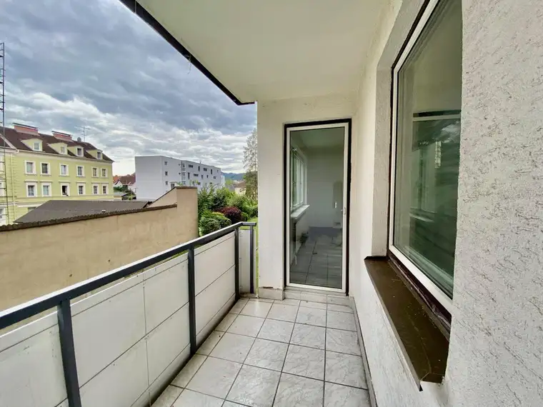 LOGGIA I HELLE RÄUME I RUHELAGE I LIFT I ZENTRALE LAGE I EINBAUKÜCHE I FAMILIENFREUNDLICH I PROJEKT WOHNEN I