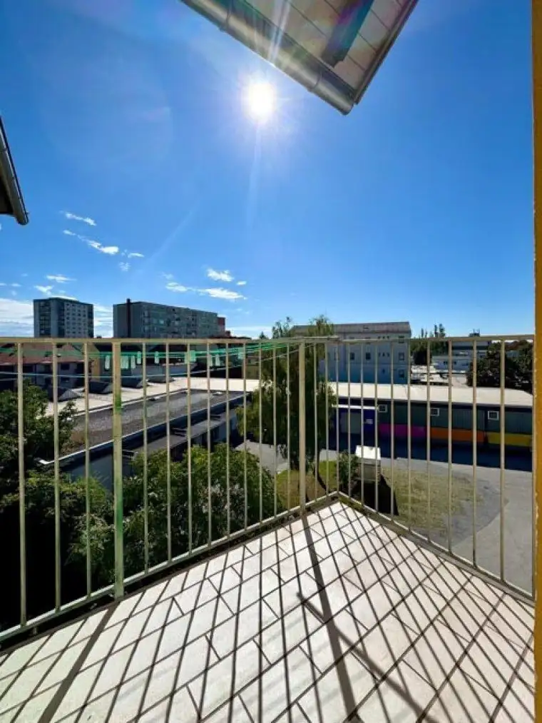 BAHNHOFNAHE LAGE I BALKON I KOMPLETT SANIERT I 3. OG MIT LIFT I HELL &amp; FREUNDLICH I MODERNES BADEZIMMER MIT EBENERDIGE DUSCHE I PROJEKT WOHNEN I