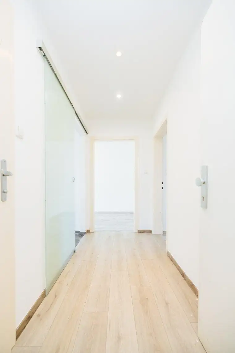 HIGHLIGHT I MODERNISIERT I KOMFORT-DUSCHE I DESIGN-KÜCHE INKLUSIVE I OBERSTE ETAGE MIT LIFT I ZENTRAL &amp; BAHNHOFNAH I HAUSTIER-TAUGLICH I MODERNES WOHNGEFÜHL I OPTIMALE RAUMNUTZUNG I PROJEKT WOHNEN