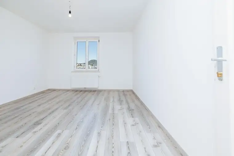 HIGHLIGHT I OBERSTE ETAGE MIT LIFT I MODERNISIERT I KOMFORT-DUSCHE I DESIGN-KÜCHE INKLUSIVE I ZENTRAL &amp; BAHNHOFNAH I HAUSTIER-TAUGLICH I MODERNES WOHNGEFÜHL I OPTIMALE RAUMNUTZUNG I PROJEKT WOHNEN