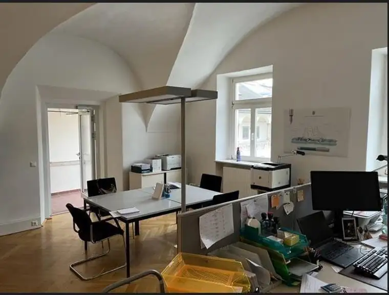 großräumiges Altbau-Büro in zentraler Lage - Stadtplatz Wels - im 2. OG - mit kompletter Büro- und Küchenausstattung