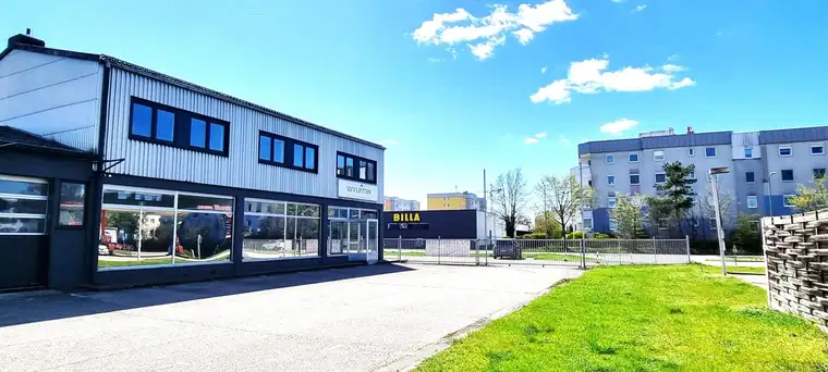 Betriebsliegenschaft-Lagerhalle mit Büro und Schauraum in zentraler Lage