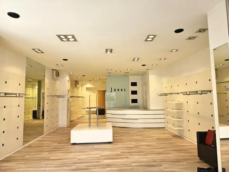 Toller Store mit neuwertigem Ladenbau am Welser Stadtplatz - sofort verfügbar !