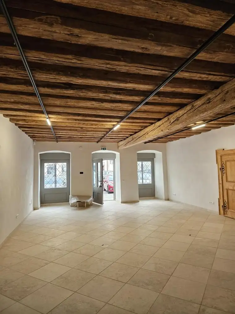 Historisches Juwel - Geschäftslokal in Wels, Erstbezug, 108m², Fußbodenheizung, generalsaniert - DEIN KREATIVER STANDORT !