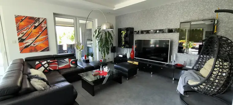 Modernes Einfamilienhaus mit Doppelgarage und Pool